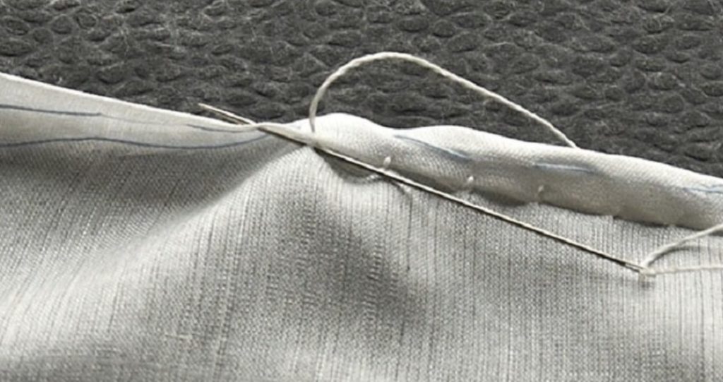 Какой ниткой зашила. Потайной подшивочный шов вручную. Шов для подшивания брюк вручную невидимый. Потайной невидимый шов. Невидимый шов для сшивания ткани.
